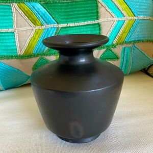 Vtg Mexican Folk Art Black Pottery Vase signed Lama Oaxaca Mexico 4.5" *mint